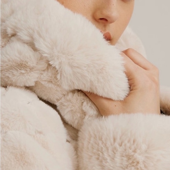 Elegant Cream Faux Fur Reversible Coat - Picture 3 of 7